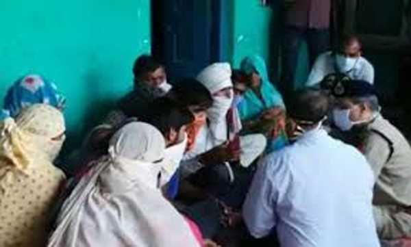 पीड़ित परिवार से मिले अपर मुख्य सचिव और डीजीपी, दिलाया न्याय का भरोसा पीड़ित परिवार से मिले अपर मुख्य सचिव और डीजीपी, दिलाया न्याय का भरोसा